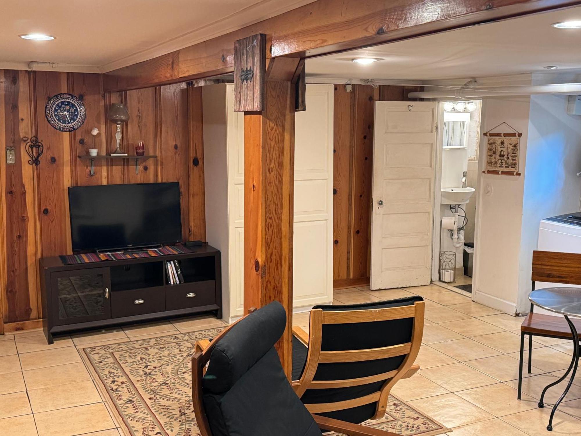 First Floor One Bedroom Apartment With Full Kitchen & Bath Washington Eksteriør billede